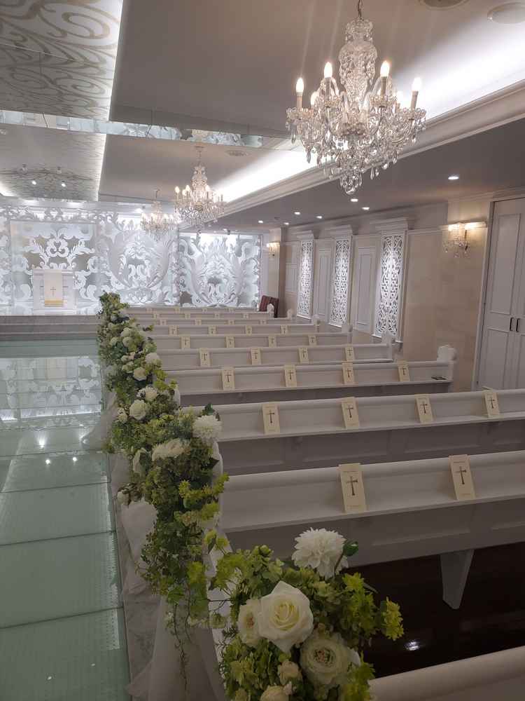 白を基調とした素敵なチャペルで可愛らしい印象のチャペルでした。