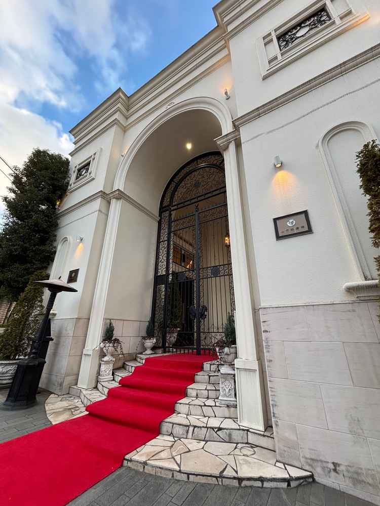 玄関。最寄駅から徒歩1分で素敵な門構えの玄関がお見えします。