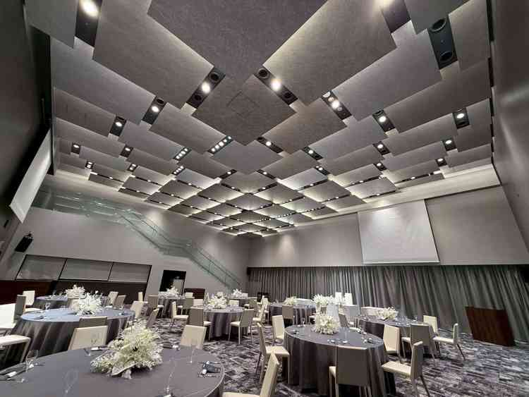 どの披露宴会場も、デザインがオシャレで大人数のゲストも入るので魅力的でした。