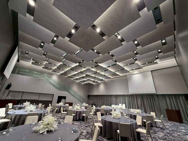 どの披露宴会場も、デザインがオシャレで大人数のゲストも入るので魅力的でした。