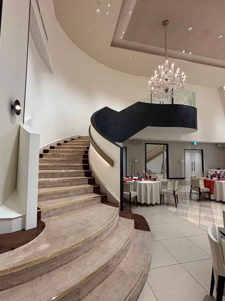 披露宴会場「グラス」。大きな階段が印象的。