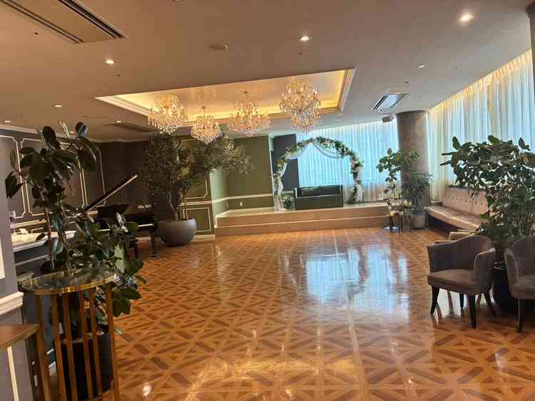 新郎新婦とゲストが会場に入る前に会えてプチパーティできる場所。