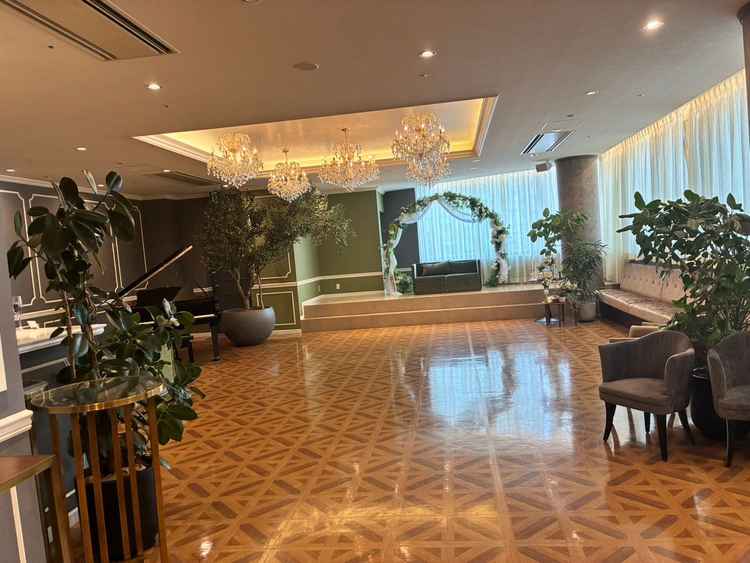 新郎新婦とゲストが会場に入る前に会えてプチパーティできる場所。