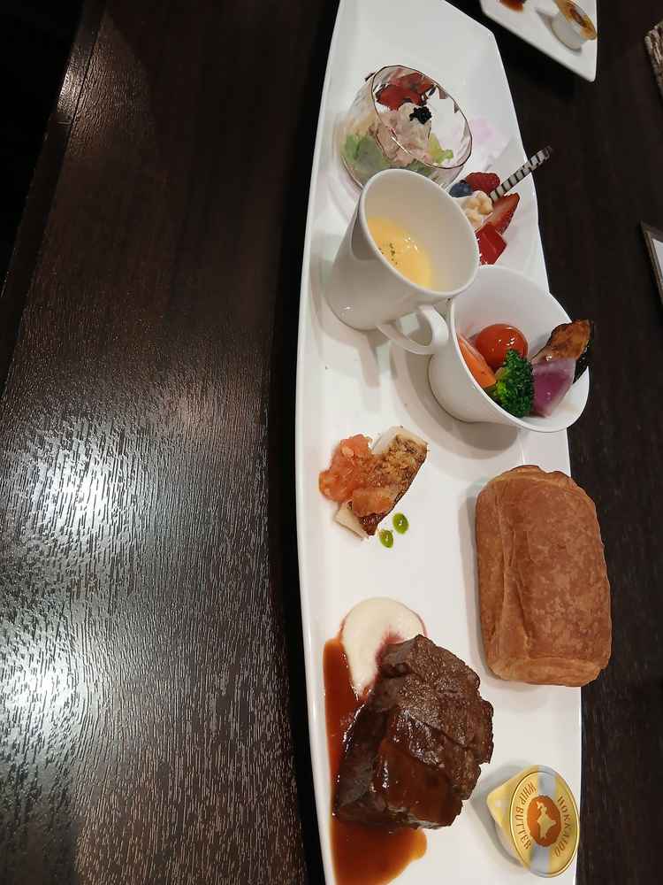 新婦側にフェアで試食としていただいたコース料理の一部です。