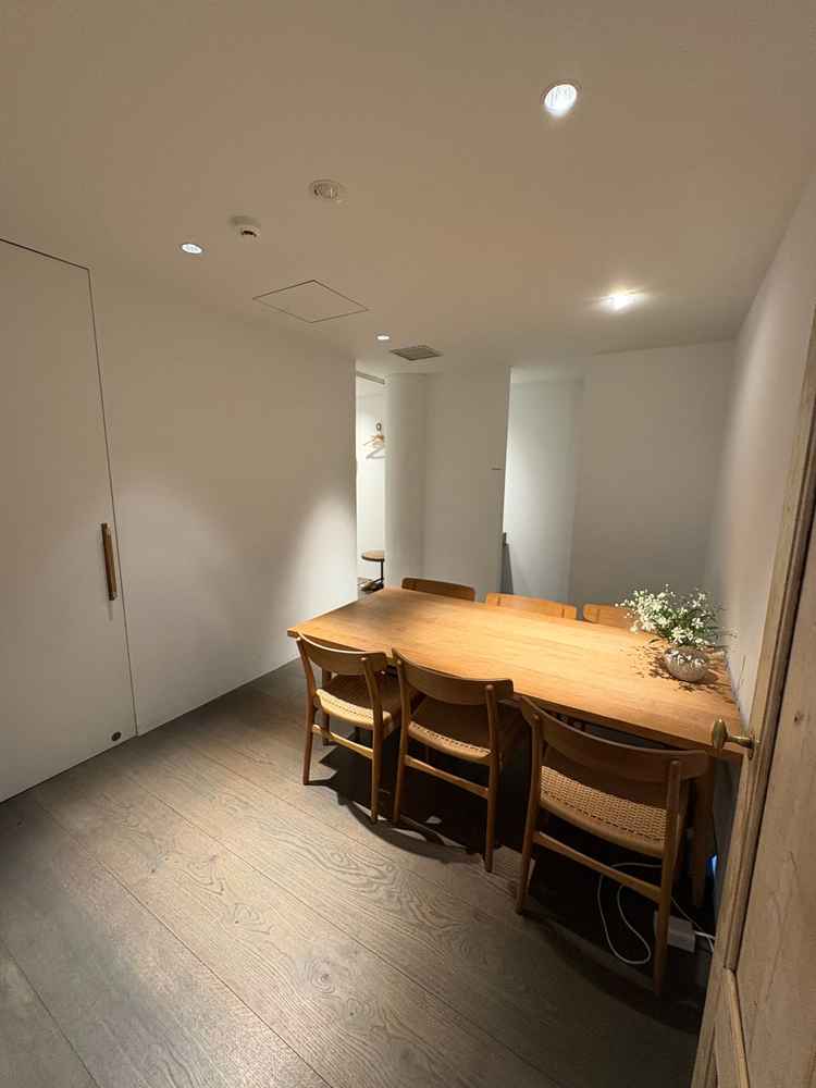 新郎新婦の控室。思ったより広いので荷物が多くても安心です。