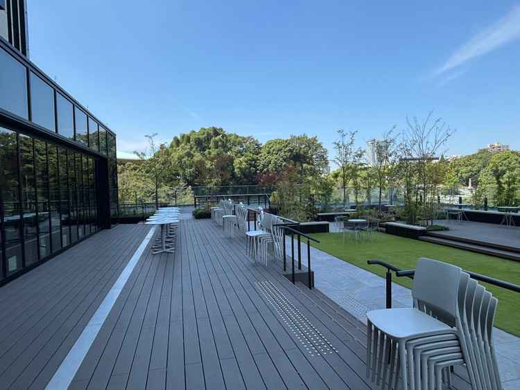 屋上のガーデン、ここで挙式を上げることも可能。