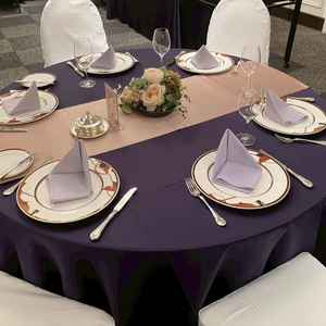 披露宴会場のテーブル。とても洗練された格式高い印象。