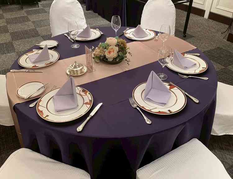 披露宴会場のテーブル。とても洗練された格式高い印象。