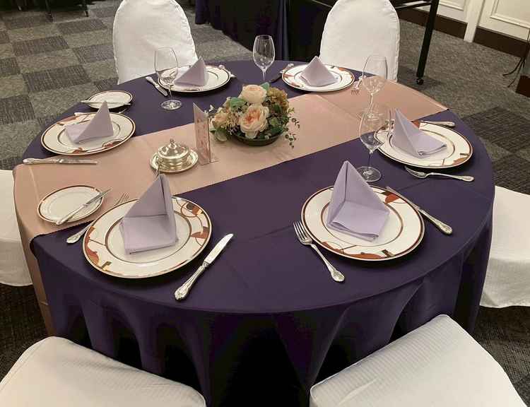 披露宴会場のテーブル。とても洗練された格式高い印象。