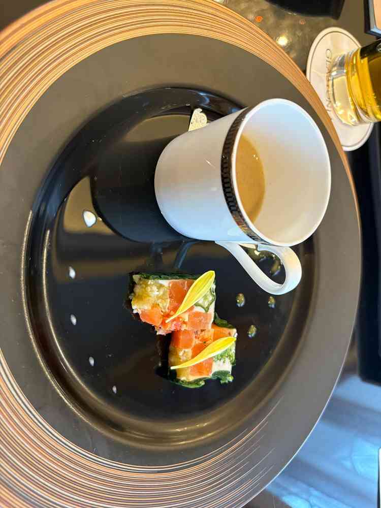 ポルチーニのスープは香りが豊かで深みがあり、とてもおいしくいただけました。