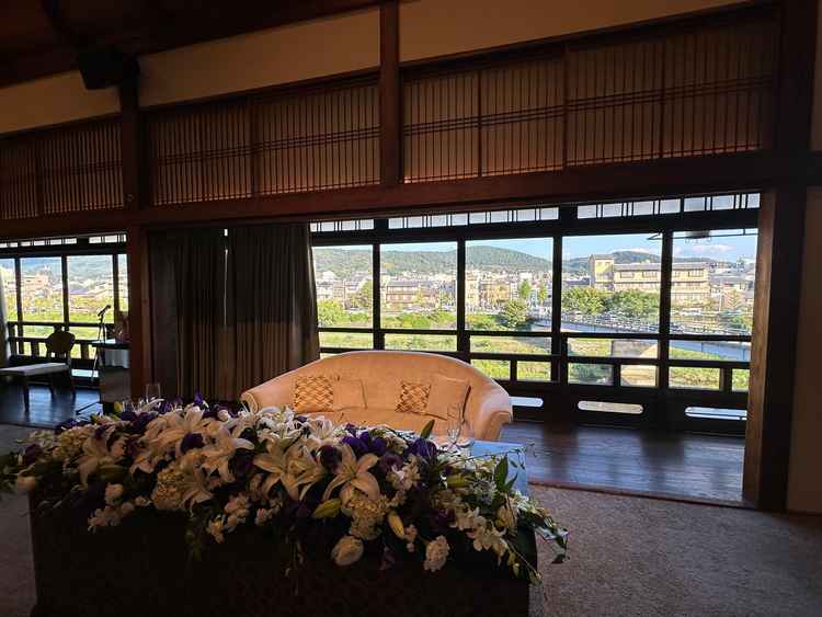 披露宴会場(グランドボールルーム)の高砂。バックに鴨川が見える背景で京都らしさを感じます