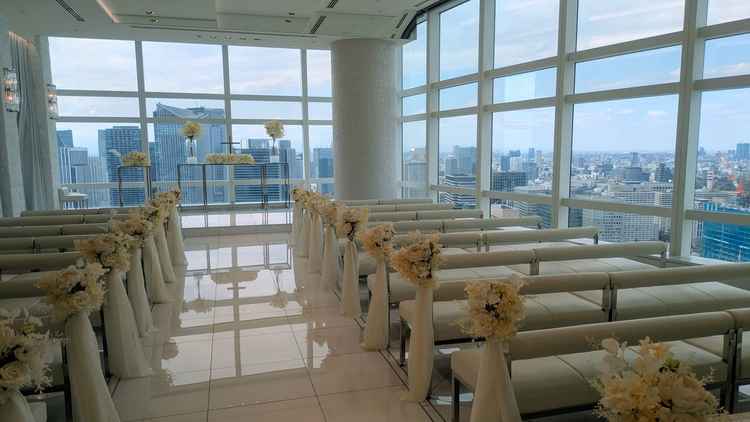 挙式会場は、2面ガラス張りでした。