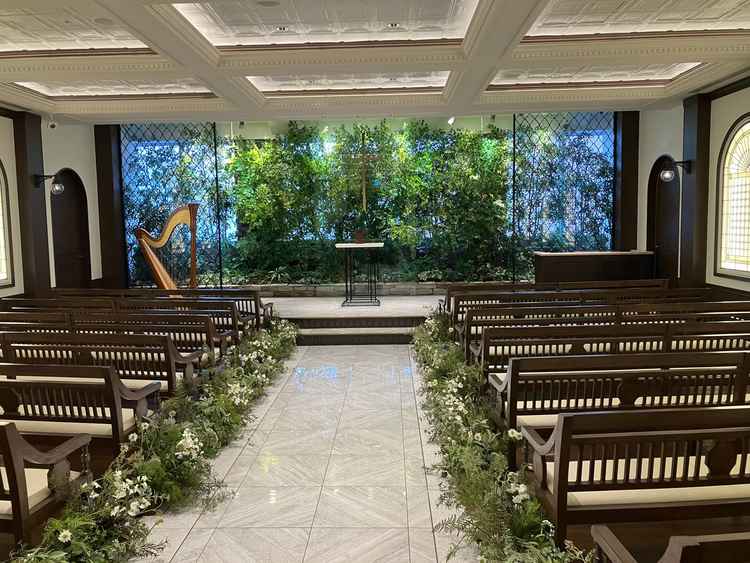 チャペルはゲストとの距離感が近く、アットホームな雰囲気がありつつも装飾が綺麗で華やかな式感じました。