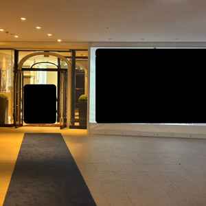 地上階を進むと当日挙式の新郎新婦が映し出されたスクリーンが出てくる。人によっては恥ずかしいかも、、、