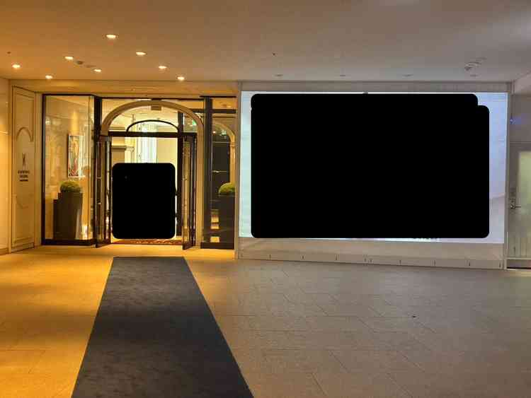 地上階を進むと当日挙式の新郎新婦が映し出されたスクリーンが出てくる。人によっては恥ずかしいかも、、、