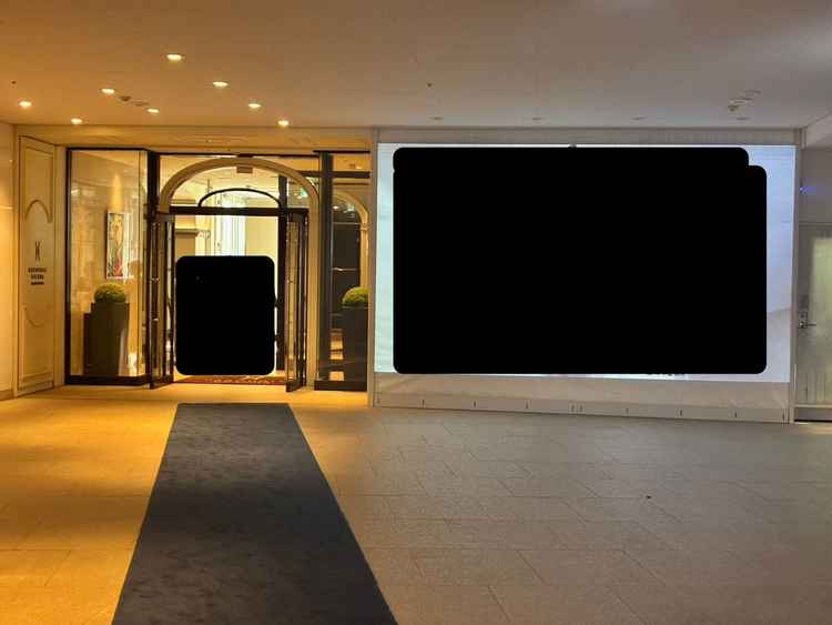 地上階を進むと当日挙式の新郎新婦が映し出されたスクリーンが出てくる。人によっては恥ずかしいかも、、、