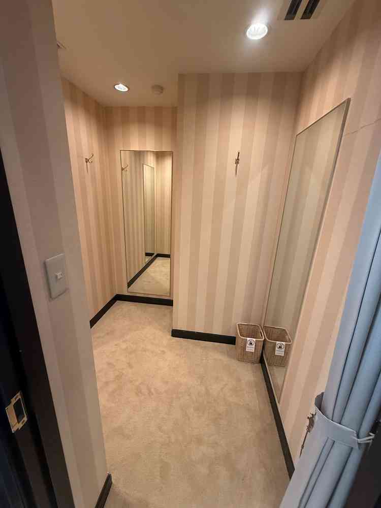 ウェイティングスペースに隣接する着替えスペースです。広さ違いで3部屋あり、ゲストの着替えに使えます。