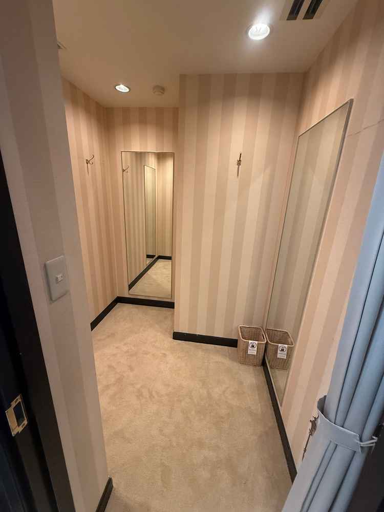 ウェイティングスペースに隣接する着替えスペースです。広さ違いで3部屋あり、ゲストの着替えに使えます。