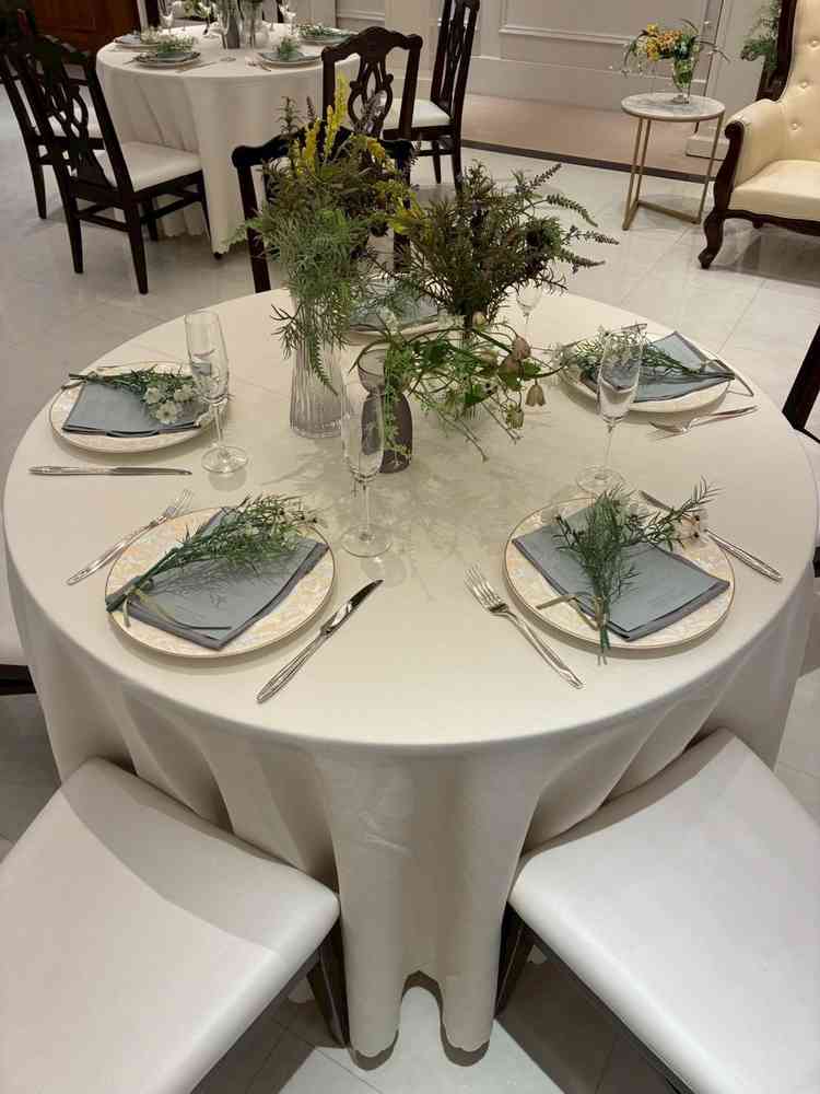 ゲストテーブル。一つひとつ細かいところまで配慮されており、全体的に品がある。