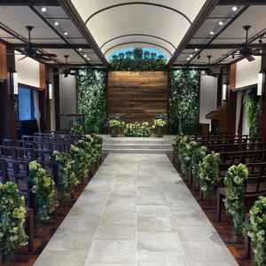 自然の色合いのチャペル。森の中にいるような雰囲気を感じることができました。