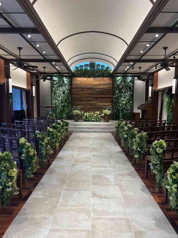 自然の色合いのチャペル。森の中にいるような雰囲気を感じることができました。