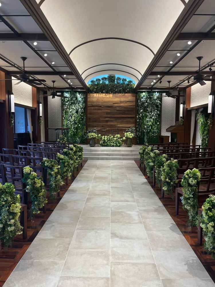 自然の色合いのチャペル。森の中にいるような雰囲気を感じることができました。