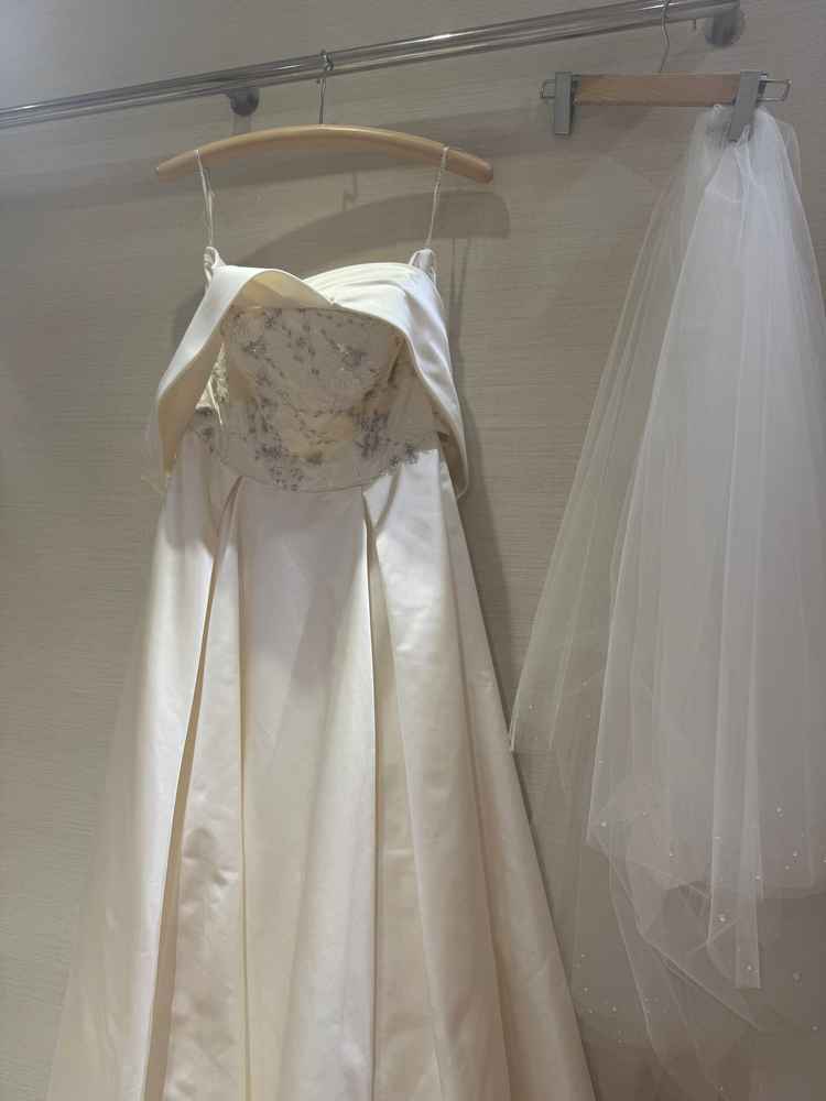 ウェディングドレス試着体験で選ばせて頂いたドレスです。スタッフの方も親身になって選んで下さいました。