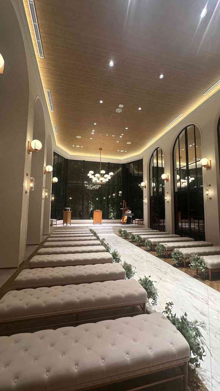 背もたれがなく、ひろびろ感じるチャペル