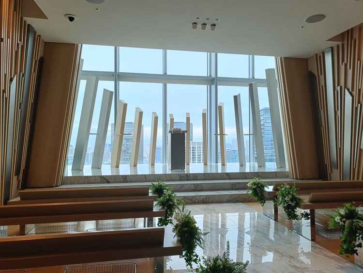 空中にいるような感覚を覚えるチャペル。壁と椅子に木が使われていてあたたかみも感じられる。