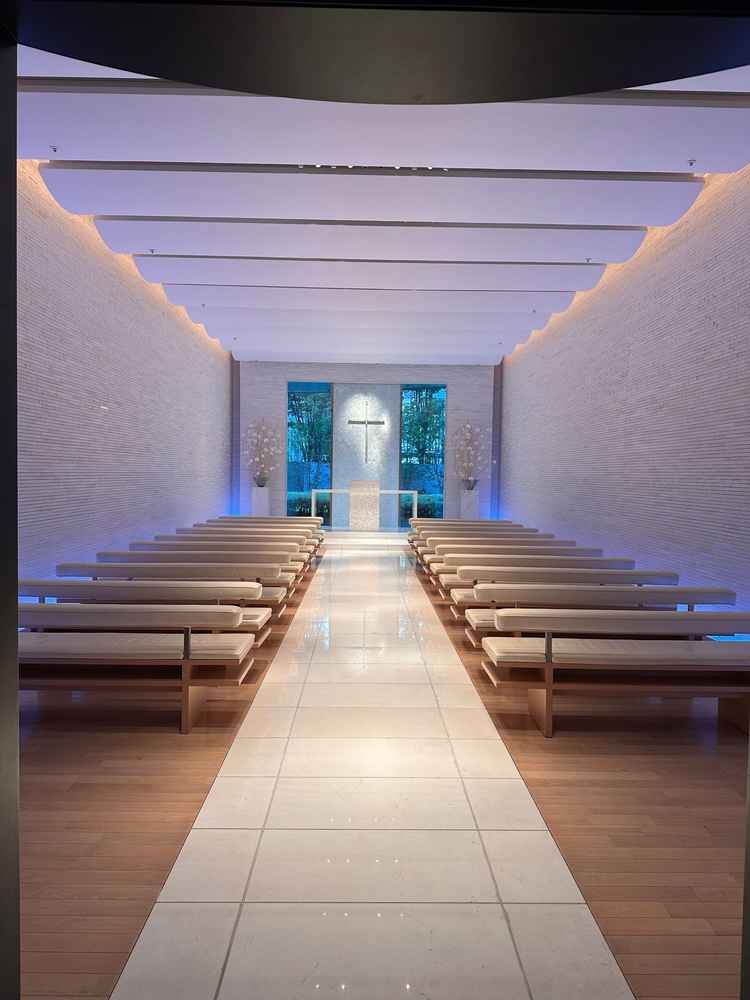 挙式当日に使用するチャペルで、白を基調としています。
