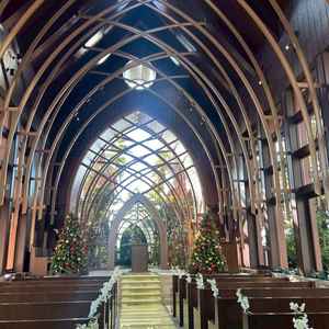 木目を基調としたチャペル。今のシーズンは、クリスマス仕様となっており素敵な飾り付けが行われていた。