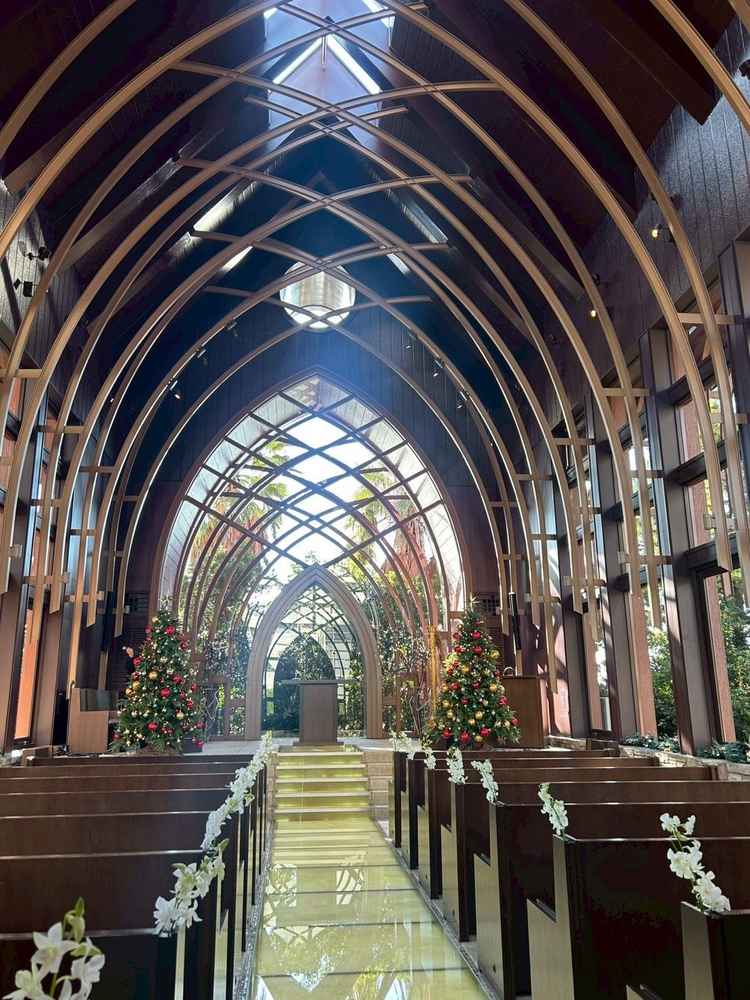 木目を基調としたチャペル。今のシーズンは、クリスマス仕様となっており素敵な飾り付けが行われていた。