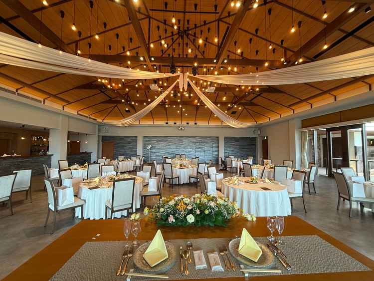 2階にある披露宴会場です。天井のライトが素敵でした。