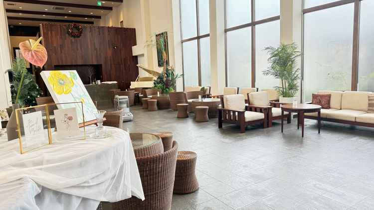 ゲストの待合室。大人数でも安心の広さ。グランドピアノがあり、生演奏を楽しんでもらうこともできそう。