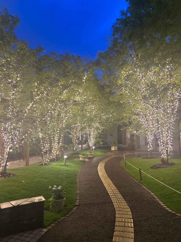 挙式会場に続く通路。イルミネーションがあり、夜はとても綺麗でした。