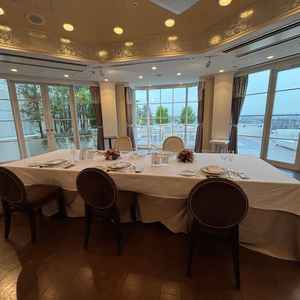 アットホームな貸切感のある会場。テラスに出ることもでき眺めも良い。天候の良い日には、富士山を観れる。