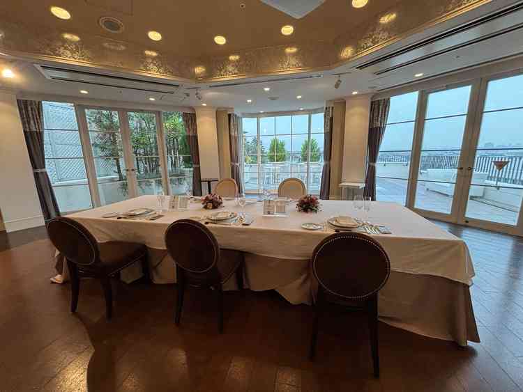 アットホームな貸切感のある会場。テラスに出ることもでき眺めも良い。天候の良い日には、富士山を観れる。