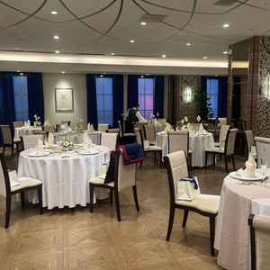 披露宴会場（6階のスイートという部屋）です。お花をたくさん飾らなくても雰囲気だけでオシャレでした。