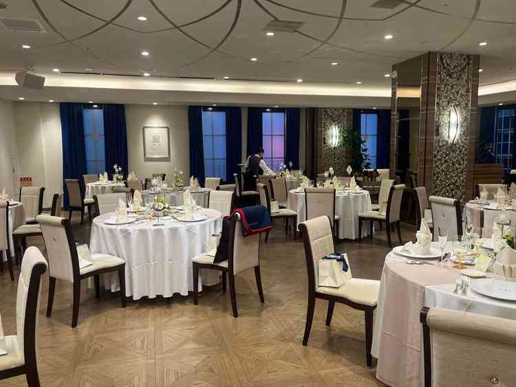 披露宴会場（6階のスイートという部屋）です。お花をたくさん飾らなくても雰囲気だけでオシャレでした。