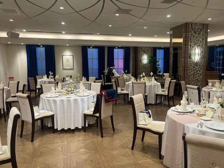 披露宴会場（6階のスイートという部屋）です。お花をたくさん飾らなくても雰囲気だけでオシャレでした。