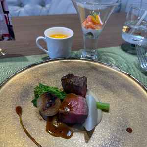 前菜(サーモン)、スープ(かぼちゃ)、メイン(国産牛)の試食です。