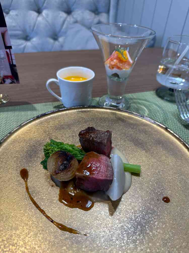 前菜(サーモン)、スープ(かぼちゃ)、メイン(国産牛)の試食です。