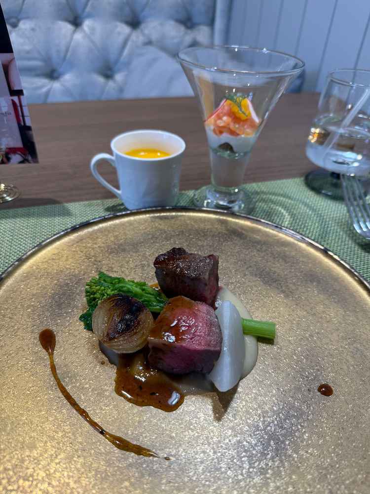 前菜(サーモン)、スープ(かぼちゃ)、メイン(国産牛)の試食です。