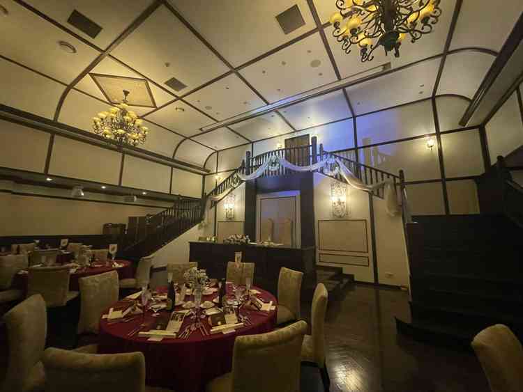 披露宴会場 新郎新婦入場を見る参列者の目線