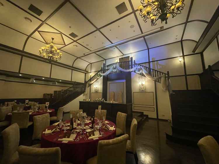 披露宴会場 新郎新婦入場を見る参列者の目線