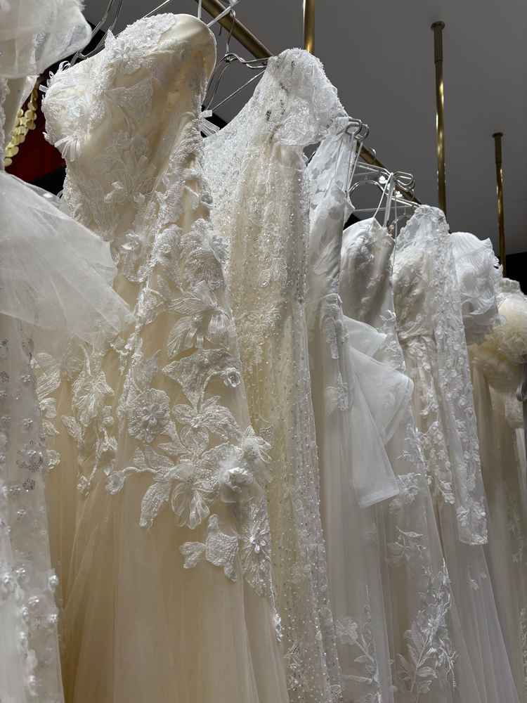 何件か式場見学をしましたが、初めてドレスも見せていただきました！