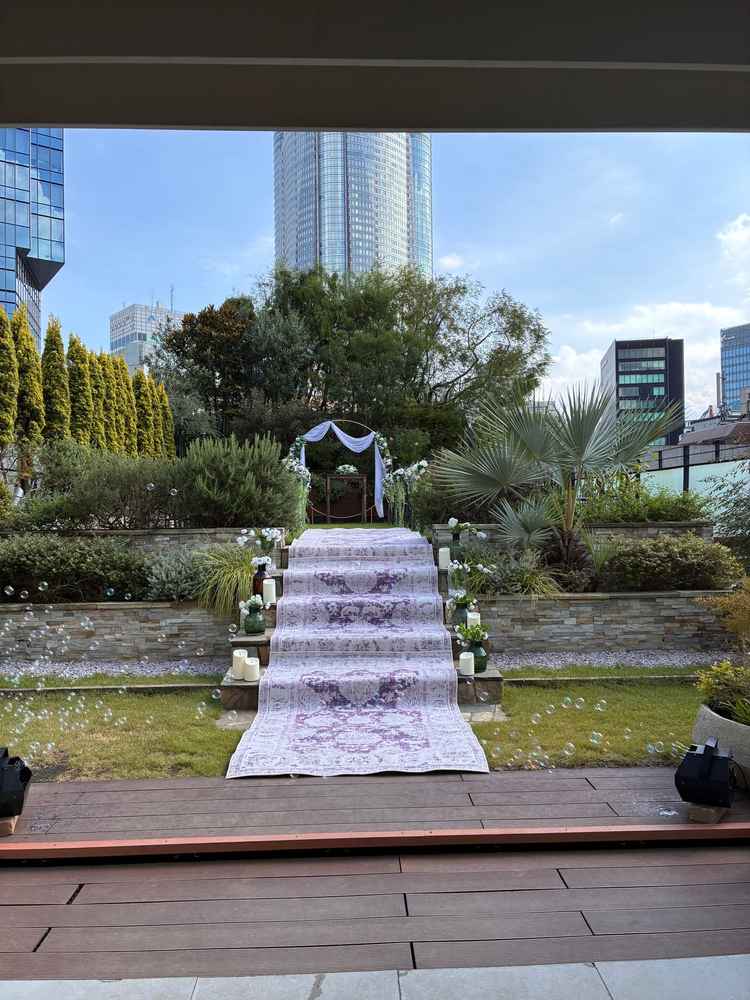 屋上の挙式会場を見せていただきました。天気も良く緑が綺麗で、リングドッグ対応のところも高評価です。