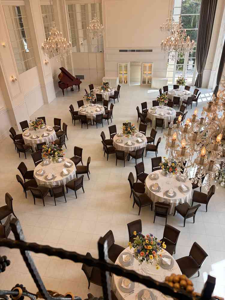 披露宴会場を2Fより撮った写真。天井高とても広々と感じる。