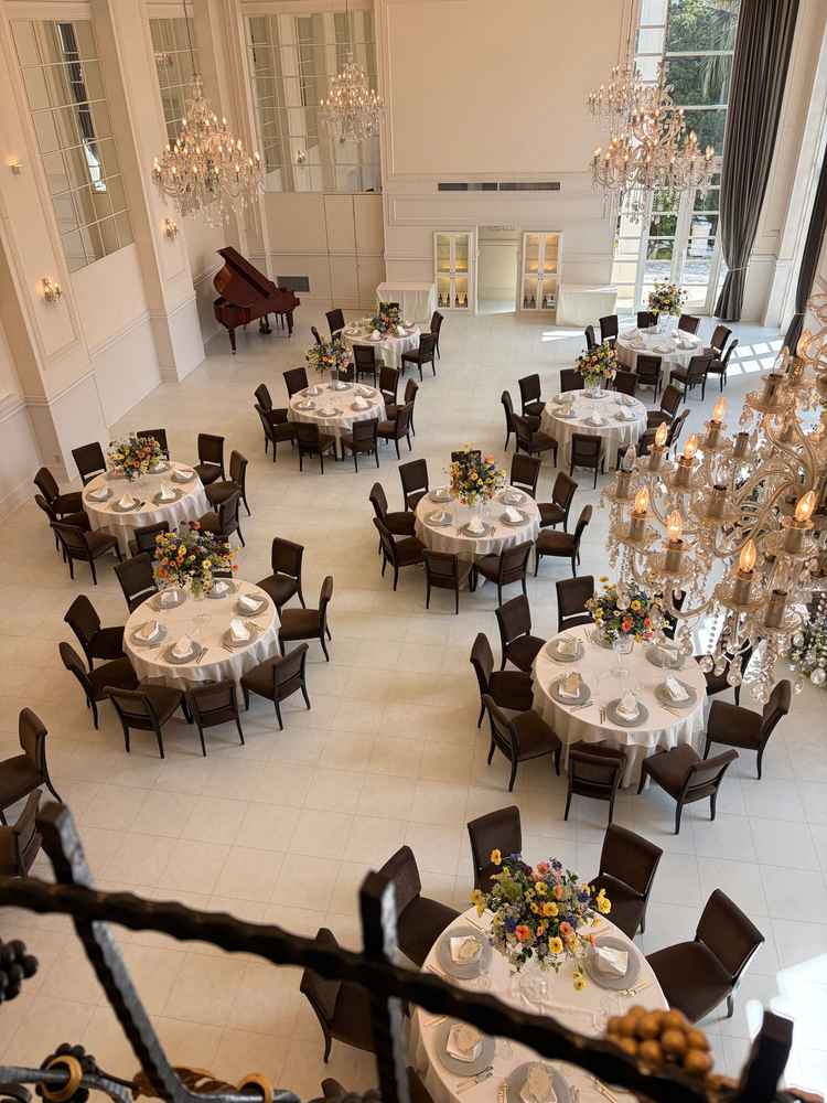 披露宴会場を2Fより撮った写真。天井高とても広々と感じる。