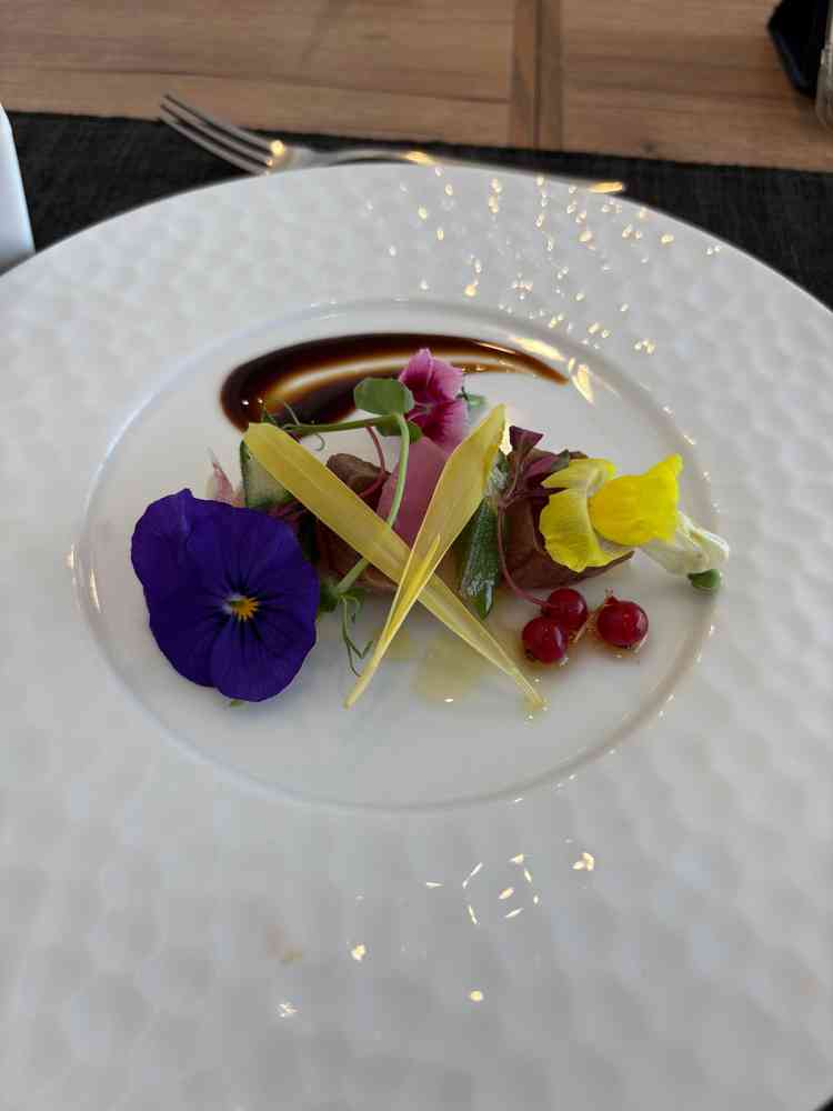 玄海スズキの燻製とマグロのタタキ刺身醤油とオリーブオイルのソース